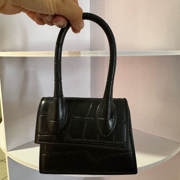 Elegant Black Croc-Embossed Handbag - Picture 6 of 6